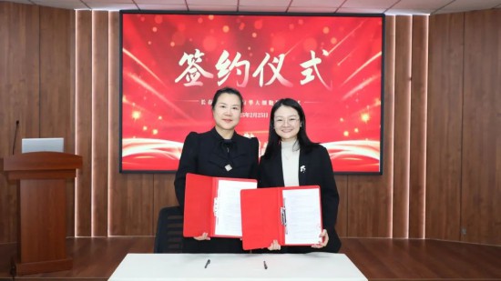 长春科技学院副校长、吉林省东鳌鹿业集团董事长王艳梅与华大细胞CEO顾颖博士共同签订“战略合作框架协议”。