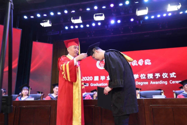 长春科技学院举行毕业典礼，校长寄语毕业生践行“崇德至善、笃学强能”